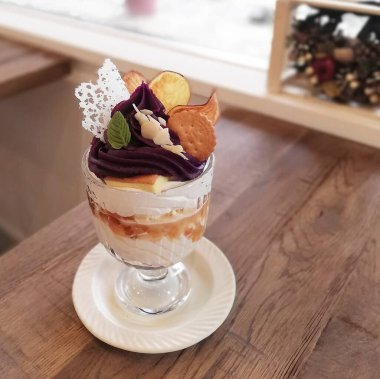 Lezzetli çikolatalı dondurma ve böğürtlen ahşap bir masada.