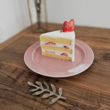 Çilekli ve çilekli lezzetli çikolatalı pasta.