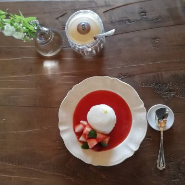 Çilekli ve naneli lezzetli bir tatlı.