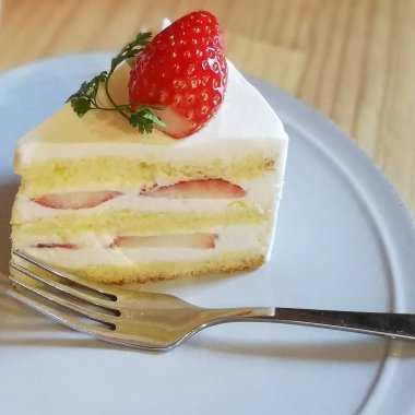 Çilekli ve naneli kek.