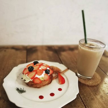 Çilekli krep ve krema.