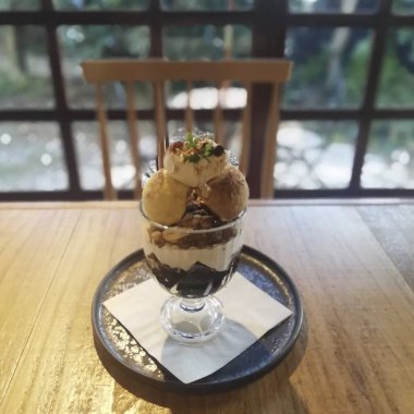 Çikolatalı ve kremalı dondurma.