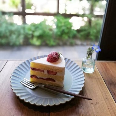 Çilekli pasta ve krema.