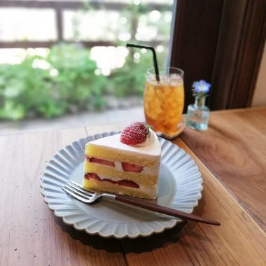 Böğürtlenli ve kremalı kek