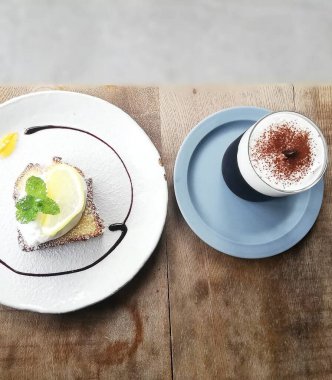 Kahveli tatlı ve beyaz tabakta dondurma.