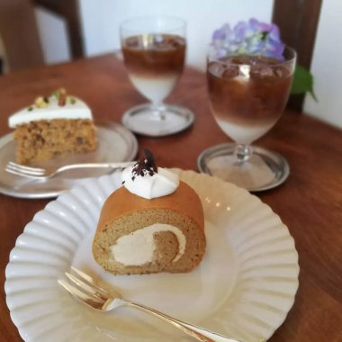 Kremalı ve kremalı pasta.