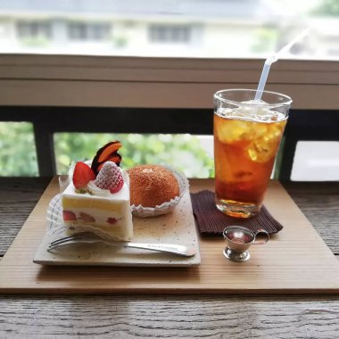 Dondurma ve bir fincan çay. Tahta bir masanın üzerinde.