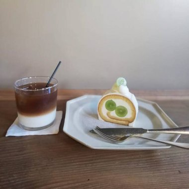 Bir fincan çay ve bir bardak kahve.