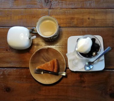 Kremalı kahve ve kek.