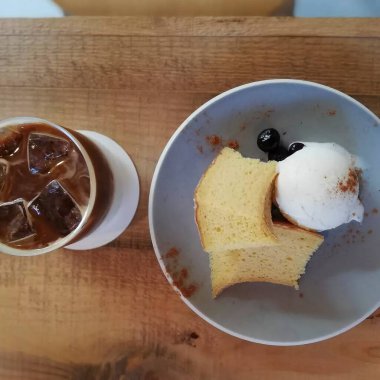 Bir fincan çay, kaşık ve pasta.