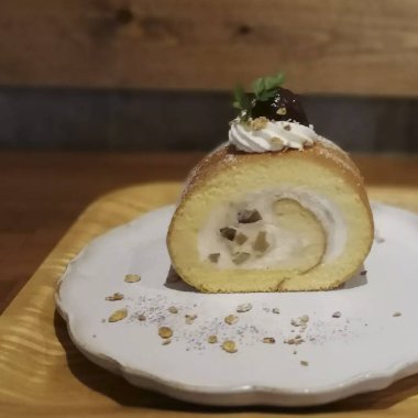 Kremalı ve fındıklı kek.