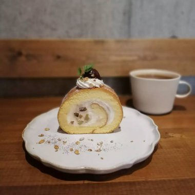 Kremalı ve fındıklı çikolata rulosu.