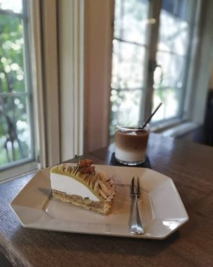 Ahşap masa üzerinde kahve kek