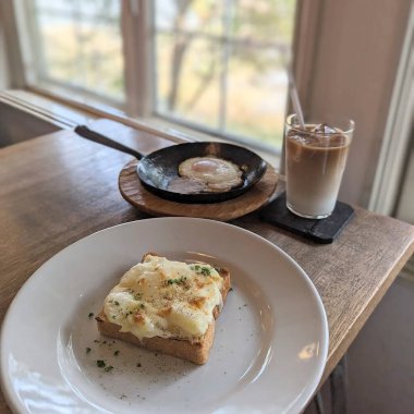 Bir tabak ekmeğin mutfak fotoğrafı.