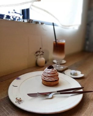 Bir bardak çay, bir mum ve bir bardak süt.