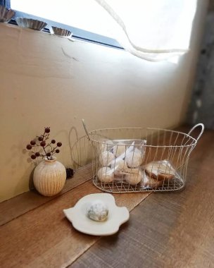 Tahta bir masa ve bir fincan çay beyaz arka planlı bir fincan kahve.