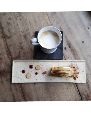 Kahve fincanı ve çay masanın üstünde.