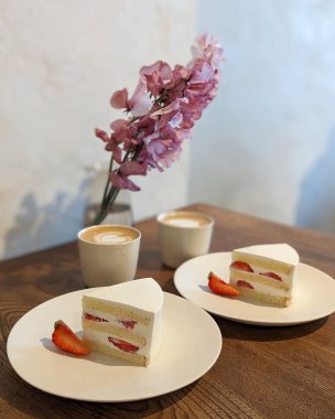 Masada çilekli bir fincan kahve.