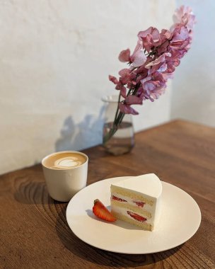 Kahveli kek ve ahşap arka planda çay.