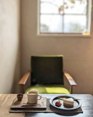 Kahve fincanı ve kitap ahşap masada.