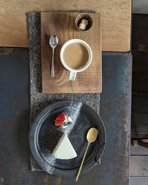 Kahve Kupası ve kek üzerine ahşap bir masa