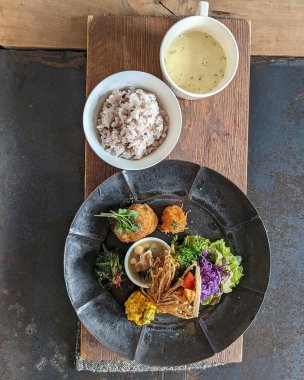 Sebzeli pirinç ve tabakta kızarmış balık..