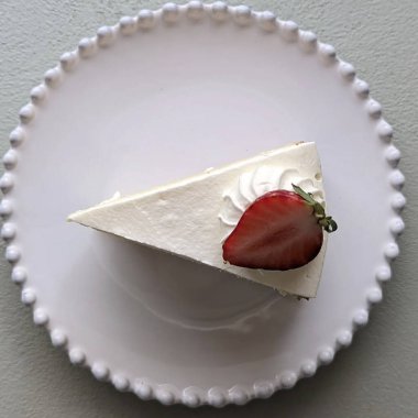 Çilekli ve vanilyalı kek.