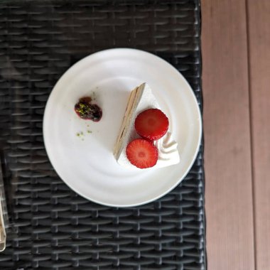 Tahta masadaki beyaz tabakta tatlı.