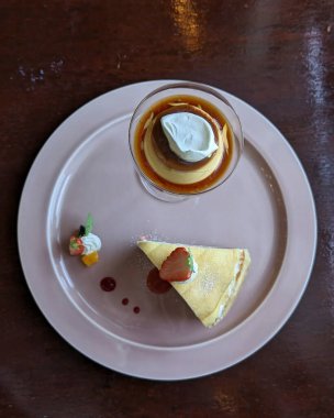 Lokantada lezzetli bir tatlı