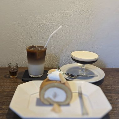 Kahve fincanlı kahve ve dondurma.