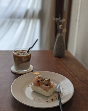 Kahveli kek ve ahşap masada çay.