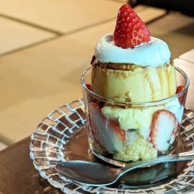 Çilekli ve naneli dondurma.