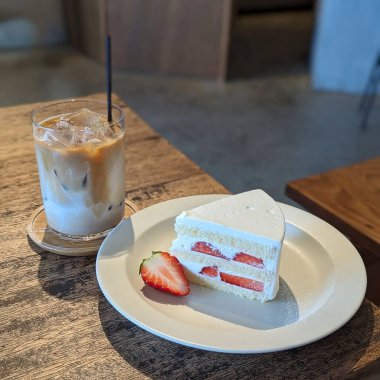 Masada kremalı çilekli pasta.