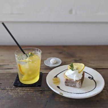 beyaz masada limon dilimi.