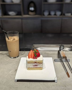 kek ve çilekli kek tabakta