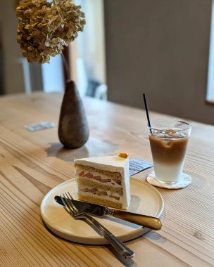 Masada bir fincan kahve ve bir bardak çay.