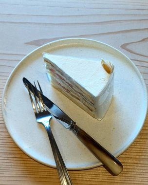 Tabakta bir parça beyaz pasta