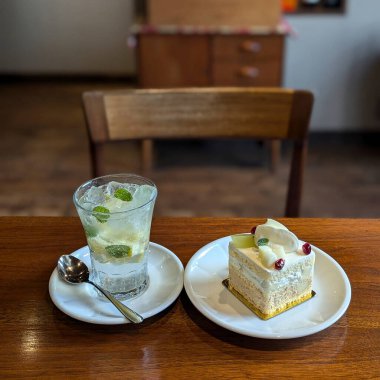 Kremalı ve çikolatalı tatlı.