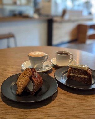 Çikolatalı ve kremalı lezzetli pasta.