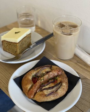 Bir fincan çay ve iki parça çikolatalı kek.