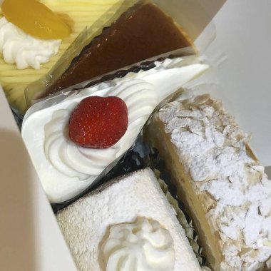 Kremalı kek ve bir fincan kahve.