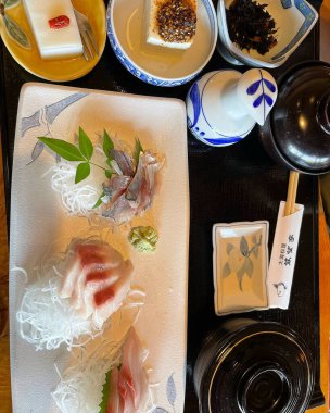 Japon suşisi tabakta.