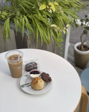 Bir fincan kahve ve ahşap masada bir pasta..