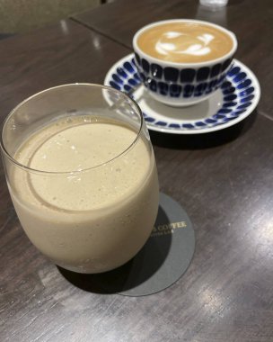 Bir fincan çay ve bir bardak kahve.