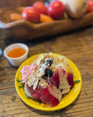 Bir fincan çayla lezzetli bir kekin yakın plan çekimi.