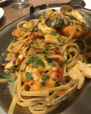 Bir otel odasının 3 boyutlu görüntüsü.