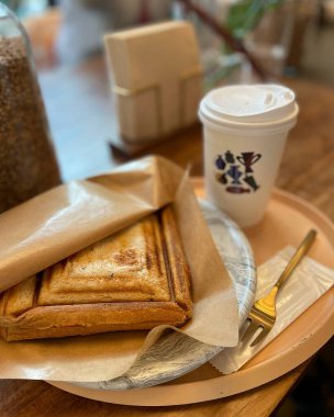 Tost ve tost ile kahvaltı.