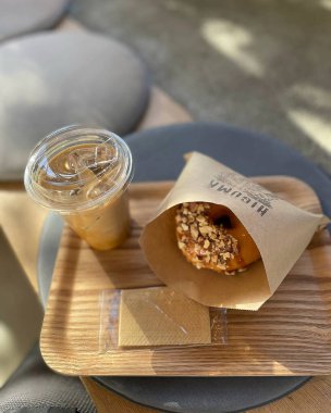 Tahta masada taze kahve ve kruvasan.