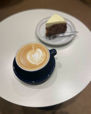 Masada çikolatalı sütlü kahve.