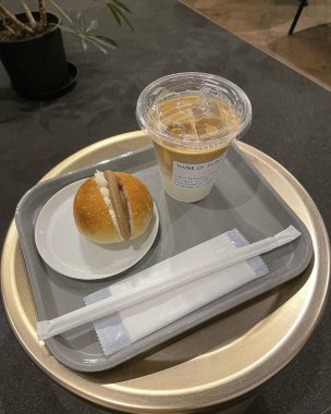 Kahve fincanı ve çay kafede.